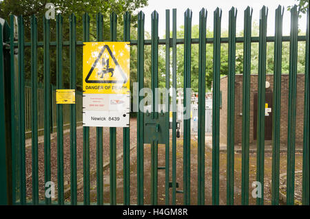 Métal métallique solide clôture mur public maintien hors de la sous-station d'alimentation électrique 33000 volts danger de mort Banque D'Images