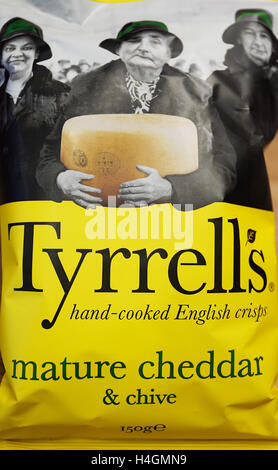 Un paquet de chips de Tyrrell, comme la Tyrell, la bouilloire de main-cuit chips, est de créer des centaines de nouveaux emplois à la suite de son rachat par l'entreprise alimentaire nous Amplifier Snack-marques, pas se délester de Brexit craintes dans le processus. Banque D'Images