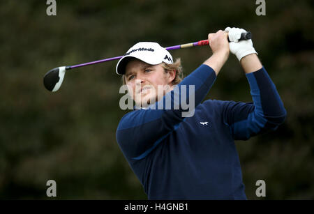 England's Eddie Pepperell tees off sur le 6e trou lors du day 4 de la British Masters du Grove, Chandler's Cross. Banque D'Images