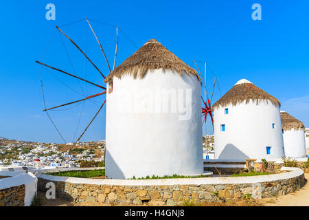 Fameux moulins à vent traditionnels sur l'île de Mykonos, Cyclades, Grèce Banque D'Images