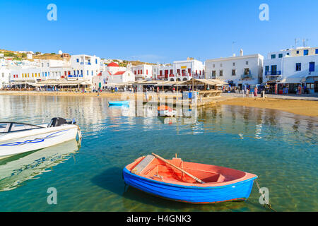 Les bateaux de pêche colorés traditionnels dans le port de Mykonos, l'île de Mykonos, Grèce Banque D'Images