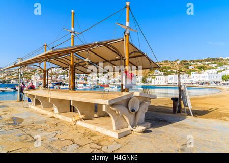 Stand du marché qui est utilisé pour présenter et vendre du poisson frais dans le port de Mykonos, Cyclades, Grèce Banque D'Images