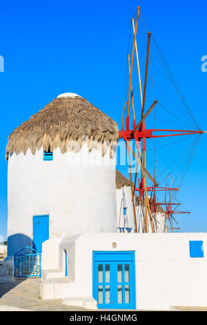 Moulins à vent blancs typiques sur l'île de Mykonos, Grèce Banque D'Images