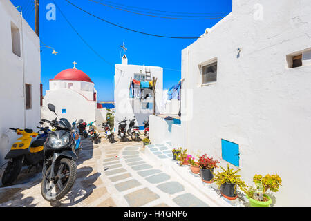 La ville de Mykonos, Grèce - 16 MAI 2016 : scooters en stationnement sur rue dans la ville de Mykonos, sur l'île de Mykonos, Cyclades, Grèce Banque D'Images