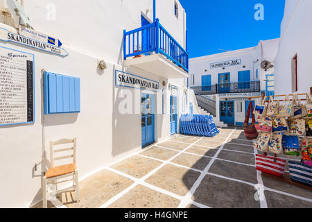 La ville de Mykonos, Grèce - 16 MAI 2016 : grec typique avec bar et un magasin de souvenirs touristiques sur street dans la ville de Mykonos, Grèce. Banque D'Images