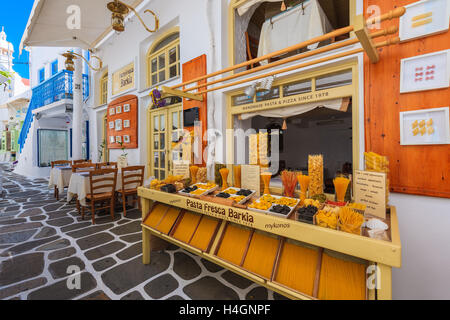 La ville de Mykonos, Grèce - 16 MAI 2016 : Boutique typique avec des pâtes dans la vieille ville de la ville de Mykonos, sur l'île de Mykonos, en Grèce. Banque D'Images