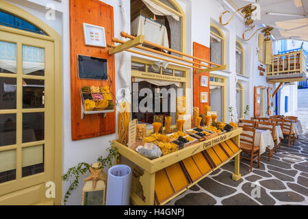 La ville de Mykonos, Grèce - 16 MAI 2016 : Boutique typique avec des pâtes dans la vieille ville de la ville de Mykonos, sur l'île de Mykonos, en Grèce. Banque D'Images