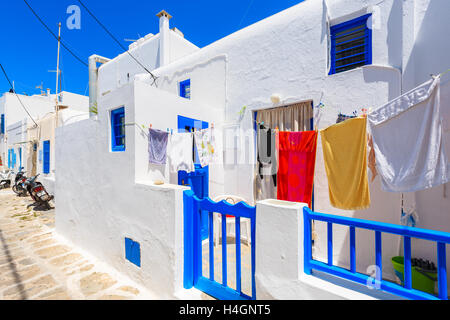 La ville de Mykonos, Grèce - Mai 15, 2016 : en face d'une maison avec porte bleue et fenêtre sur rue blanchis dans Myko Banque D'Images