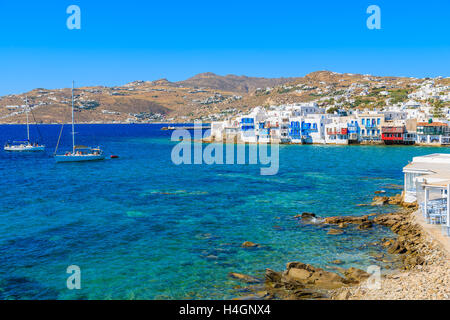 Bateaux à voile sur la mer avec ses maisons colorées de la Petite Venise - une partie de la ville de Mykonos en arrière-plan, îles Cyclades, Grèce Banque D'Images