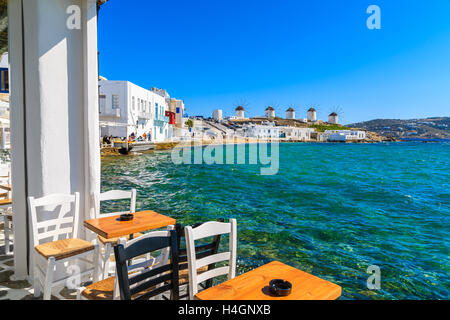 Une vue sur les moulins à vent typiques de taverne sur côte de Mykonos, Cyclades, Grèce Banque D'Images