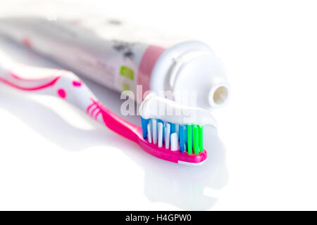 Brosse à dents avec du dentifrice close-up sur fond blanc Banque D'Images