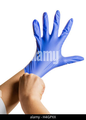 Les mains dans les gants médicaux isolé sur fond blanc Banque D'Images