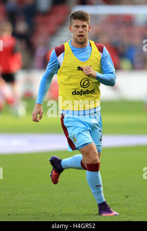 Burnley's Johann Berg Gudmundsson pendant le préchauffage avant le premier match de championnat à St Mary's, Southampton. ASSOCIATION DE PRESSE Photo. Photo Date : Dimanche 16 Octobre, 2016. Voir l'ACTIVITÉ DE SOCCER histoire de Southampton. Crédit photo doit se lire : Adam Davy/PA Wire. RESTRICTIONS : EDITORIAL N'utilisez que pas d'utilisation non autorisée avec l'audio, vidéo, données, listes de luminaire, club ou la Ligue de logos ou services 'live'. En ligne De-match utilisation limitée à 75 images, aucune émulation. Aucune utilisation de pari, de jeux ou d'un club ou la ligue/dvd publications. Banque D'Images