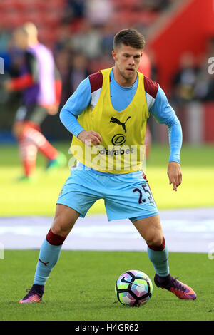 Burnley's Johann Berg Gudmundsson pendant le préchauffage avant le premier match de championnat à St Mary's, Southampton. ASSOCIATION DE PRESSE Photo. Photo Date : Dimanche 16 Octobre, 2016. Voir l'ACTIVITÉ DE SOCCER histoire de Southampton. Crédit photo doit se lire : Adam Davy/PA Wire. RESTRICTIONS : EDITORIAL N'utilisez que pas d'utilisation non autorisée avec l'audio, vidéo, données, listes de luminaire, club ou la Ligue de logos ou services 'live'. En ligne De-match utilisation limitée à 75 images, aucune émulation. Aucune utilisation de pari, de jeux ou d'un club ou la ligue/dvd publications. Banque D'Images