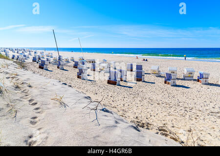 Des chaises sur la plage de sable blanc de Kampen sur l'île de Sylt, Allemagne Banque D'Images