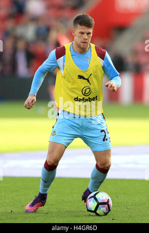 Burnley's Johann Berg Gudmundsson pendant le préchauffage avant le premier match de championnat à St Mary's, Southampton. ASSOCIATION DE PRESSE Photo. Photo Date : Dimanche 16 Octobre, 2016. Voir l'ACTIVITÉ DE SOCCER histoire de Southampton. Crédit photo doit se lire : Adam Davy/PA Wire. RESTRICTIONS : EDITORIAL N'utilisez que pas d'utilisation non autorisée avec l'audio, vidéo, données, listes de luminaire, club ou la Ligue de logos ou services 'live'. En ligne De-match utilisation limitée à 75 images, aucune émulation. Aucune utilisation de pari, de jeux ou d'un club ou la ligue/dvd publications. Banque D'Images