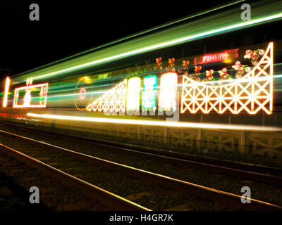 Trouble d'un métro blackpool moderne lorsqu'elle passe les illuminations le long du front de mer de Blackpool Banque D'Images