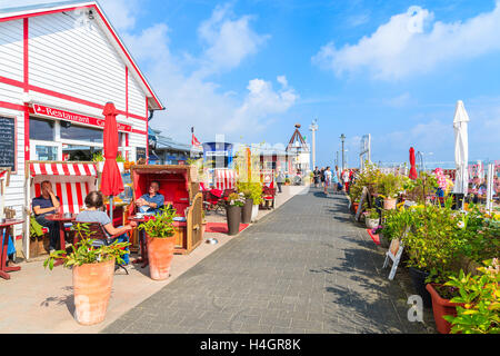 L'île de Sylt, ALLEMAGNE - SEP 6, 2016 : les gens manger dans restaurant chaises de plage dans la liste port sur la côte nord de l'île de Sylt, Germ Banque D'Images