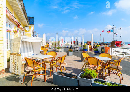 L'île de Sylt, ALLEMAGNE - SEP 6, 2016 : tables de restaurant dans la liste port sur la côte nord de l'île de Sylt, Allemagne. Banque D'Images