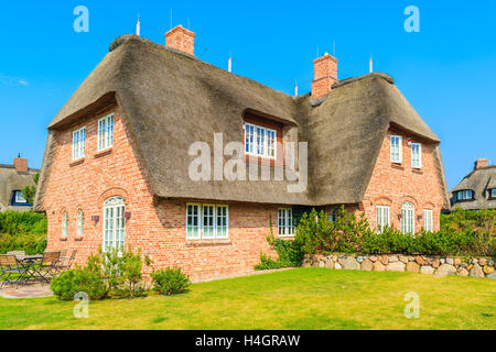 Maison en brique rouge typique frison avec toit de paille à Kampen village sur l'île de Sylt, Allemagne Banque D'Images