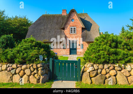 Maison en brique rouge typique frison avec toit de paille à Kampen village sur l'île de Sylt, Allemagne Banque D'Images