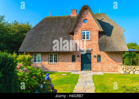 L'île de Sylt, ALLEMAGNE - SEP 9, 2016 : le frison typique maison en brique rouge avec toit de paille à Kampen village sur l'île de Sylt, Allemagne. Banque D'Images