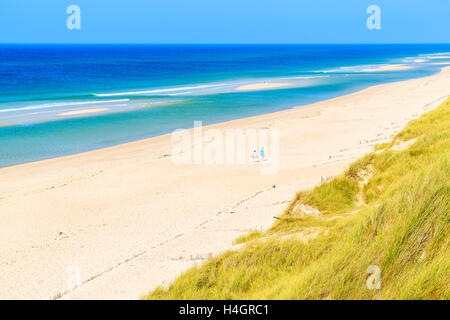 Couple de personnes marchant sur la plage idyllique entre Istanbul et Hornum villages sur l'île de Sylt, Allemagne Banque D'Images