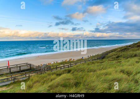 Plage Wenningstedt au lever du soleil, de la mer du Nord, l'île de Sylt, Allemagne Banque D'Images