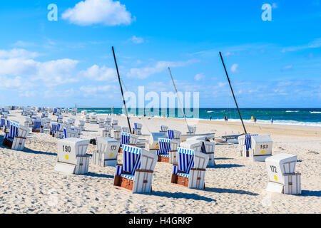 Chaises et bateaux catamaran sur belle plage à Kampen village, l'île de Sylt, Allemagne Banque D'Images