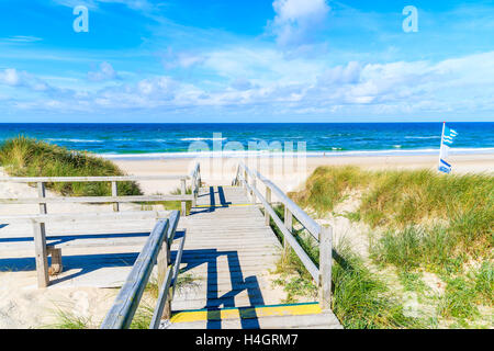 Passerelle en bois d'une plage de sable idyllique sur l'île de Sylt, Allemagne Banque D'Images