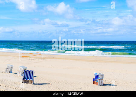 Chaises et filet de volley-ball sur plage de sable blanc à Kampen village, l'île de Sylt, Allemagne Banque D'Images