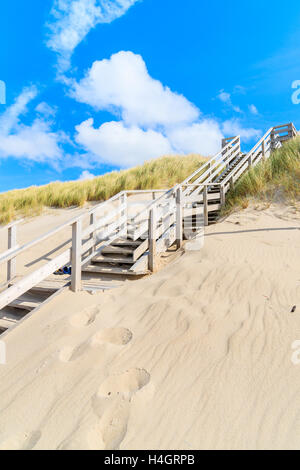 Sur les étapes conduisant à des dunes de sable de plage, village liste l'île de Sylt, Allemagne Banque D'Images