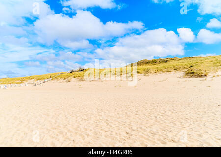 Plage de sable fin et dunes d'herbe sur la plage de l'île de Sylt, Liste, Allemagne Banque D'Images