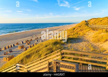 Mesures pour cadre idyllique plage de la mer du Nord à l'heure du coucher du soleil, l'île de Sylt, Allemagne Banque D'Images