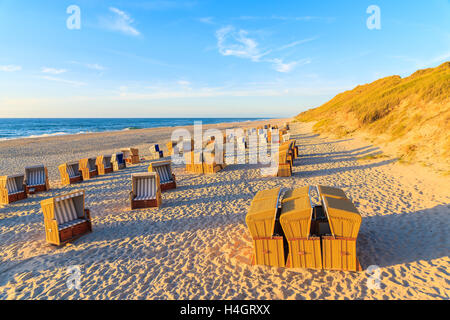 Chaises de plage au coucher du soleil, l'île de Sylt, Allemagne Banque D'Images