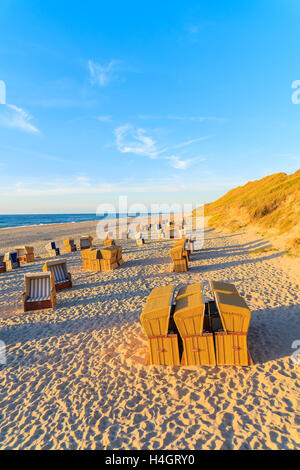 Chaises de plage au coucher du soleil, l'île de Sylt, Allemagne Banque D'Images