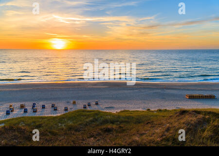 Coucher de soleil sur la mer au plage en Wennigstedt, l'île de Sylt, Allemagne Banque D'Images