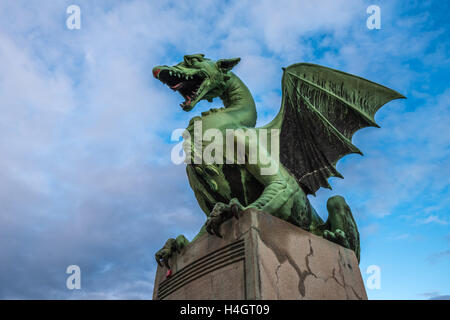 Sculpture de dragon sur le pont du dragon de Ljubljana, Slovénie Banque D'Images