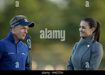 L'Angleterre aux côtés de Luke Donald présentateur Sky Sports Kirsty Gallacher avant de présenter le trophée à celui de la Suède Alex Noren pendant quatre jours de la British Masters du Grove, Chandler's Cross. ASSOCIATION DE PRESSE Photo. Photo Date : Dimanche 16 Octobre, 2016. Voir l'ACTIVITÉ DE GOLF histoire britanniques. Crédit photo doit se lire : Steven Paston/PA Wire. RESTRICTIONS : Utiliser l'objet de restrictions. Usage éditorial uniquement. Pas d'utilisation commerciale. Appelez le  +44 (0)1158 447447 pour de plus amples informations. Banque D'Images