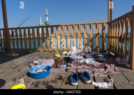 Pêcheur debout sur le quai en face de Kuwait Towers Banque D'Images