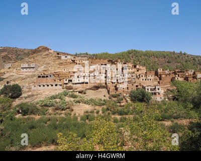 Village berbère dans l'Atlas, près de la vallée de l'Ourika, Maroc Banque D'Images