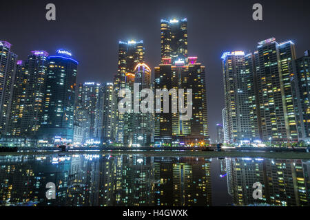 Voir des gratte-ciel à la Cité Marine quartier résidentiel dans le quartier de Haeundae, à Busan, Corée du Sud, de nuit. Banque D'Images