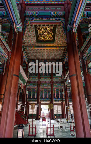 L'intérieur de la salle du trône à l'Gyeongbokgung, le principal palais royal de la dynastie de Joseon, à Séoul, en Corée du Sud. Banque D'Images