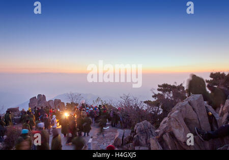 Des foules de gens regardant le lever du soleil sur le Mont Tai dans la province de Shandong à l'hiver en Chine. Banque D'Images