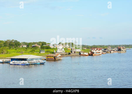 IQUITOS, PÉROU - 16 octobre 2015 : bateaux à quai dans la rivière Itaya. Iquitos est la plus grande métropole dans l'Amazonie péruvienne, un Banque D'Images