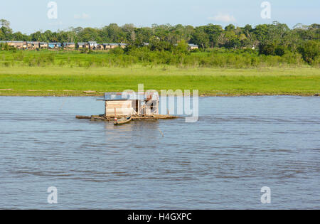 IQUITOS, PÉROU - 16 octobre 2015 : la cabane flottante sur la rivière Itaya. La pêche est une source de nourriture et de commerce électronique dans l'Am Banque D'Images