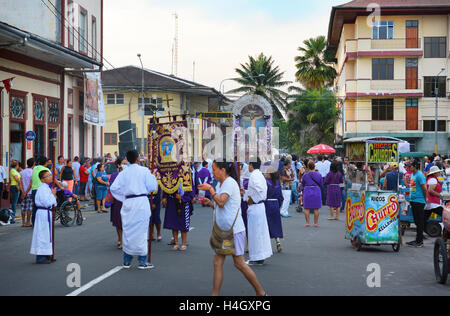 IQUITOS, PÉROU - 17 octobre 2015 : El Senor de los Milagros Procession. Pour célébrer un miracle purple-robed dévots suivez l'i Banque D'Images