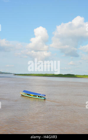 IQUITOS, PÉROU - 16 octobre 2015 : Des taxis de l'eau. Le bateau-taxi est un mode de transport dans l'Amazonie péruvienne. Banque D'Images