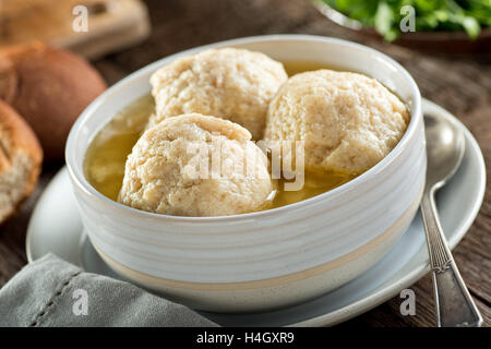 Un délicieux petit bol de soupe authentique matzo ball. Banque D'Images