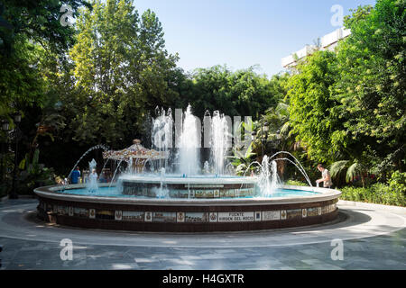 Fontaine Virgen del Rocío. Sur le Paseo de La Alameda - l'Alameda à pied. Marbella, Costa del Sol, Málaga, Andalousie, Espagne province Banque D'Images